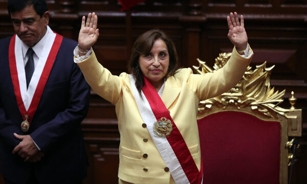 ¡Dina Boluarte jura como primera presidenta de la historia de Perú!