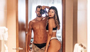 Para calmar el calor el nadador y su novia “encuerados”