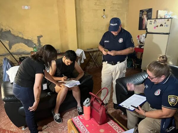 Dos “editores” detenidos por falsificación de entradas para Bad Bunny - Policiales - ABC Color