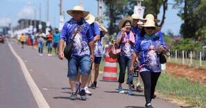 La Nación / Incesante llegada de fieles devotos hasta la Virgencita Azul