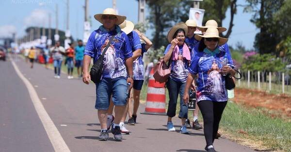 La Nación / Incesante llegada de fieles devotos hasta la Virgencita Azul