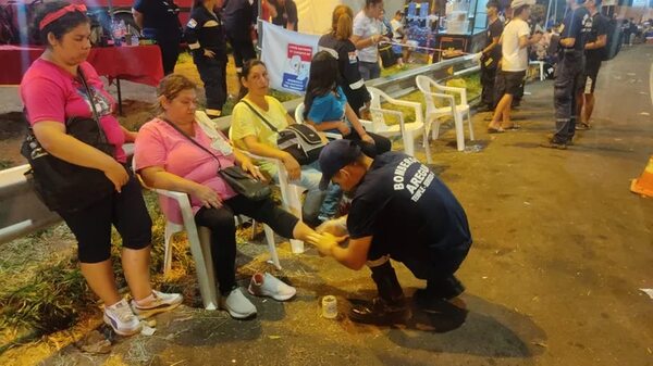 Kurusu peregrino: bomberos asistieron con masajes a unas 2.000 personas - Nacionales - ABC Color