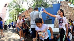 Agua del Ykua que "cura y refresca" a devotos   agotados por intenso calor