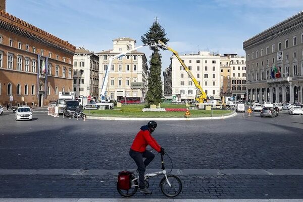 Roma alimenta su árbol de Navidad con paneles solares y enciende la polémica - Mundo - ABC Color