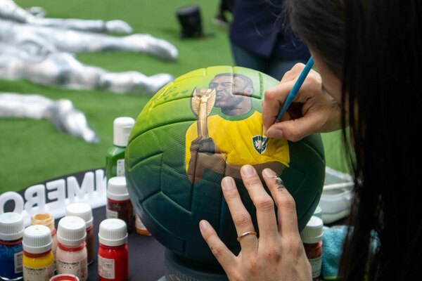 La artista paraguaya, Lili Cantero, homenajea a Pelé junto a la Conmebol