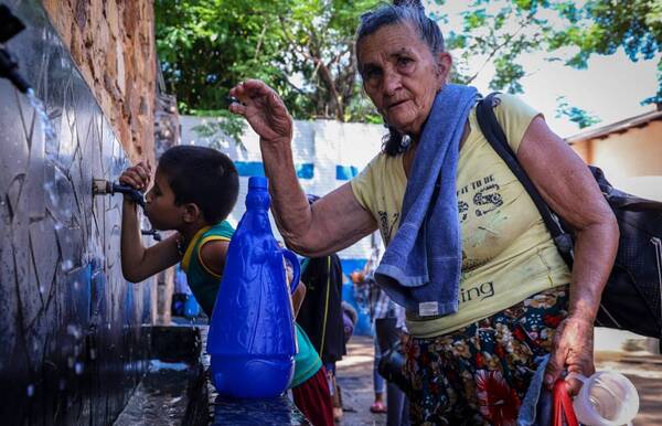 [GALERÍA] Promeseros se refrescaron con el agua bendita del Tupasy Ykua en busca de sanidad