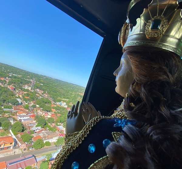 Diario HOY | Obispo realizó procesión aérea con imagen de la Virgen de Caacupé
