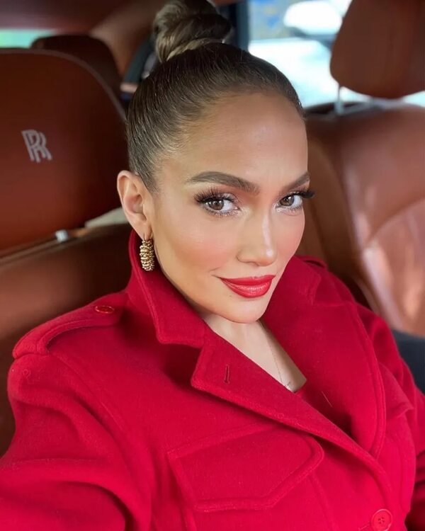 Jennifer López, una “Lady in red” que anuncia la llegada de las fiestas - Gente - ABC Color