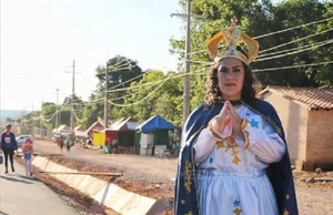 Joven se vistió como la virgen y peregrinó para agradecer por la salud de su familia - Noticiero Paraguay