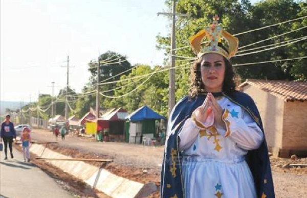 Joven se vistió como la virgen y peregrinó para agradecer por la salud de su familia - Noticiero Paraguay