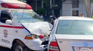 ¡Nderasórena! Ambulancia "frenó" por un automóvil y conductora quedó herida