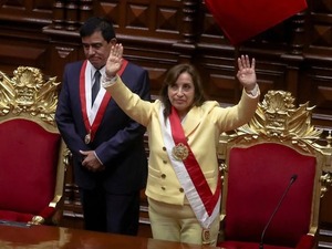Dina Boluarte, primera presidenta de Perú, arrancó su Gobierno sin apoyo del parlamento - Unicanal