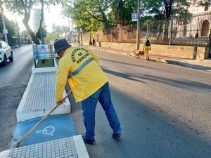 Diario HOY | Cuadrillas municipales aprovecharon el feriado para limpiar calles de Asunción