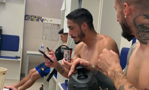 Jugadores argentinos toman tereré en vestuarios del Boca Juniors
