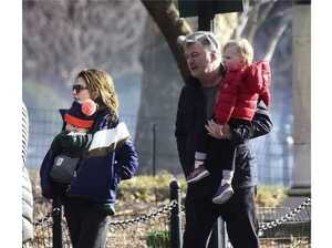 Alec Baldwin se refugia en su familia tras la tragedia | 1000 Noticias