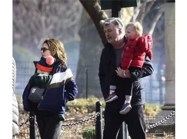 Alec Baldwin se refugia en su familia tras la tragedia | 1000 Noticias