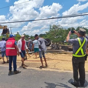 Una menor fallece tras vuelco de un camión en Guayaybí | 1000 Noticias