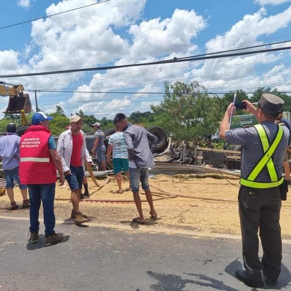 Una menor fallece tras vuelco de un camión en Guayaybí | 1000 Noticias