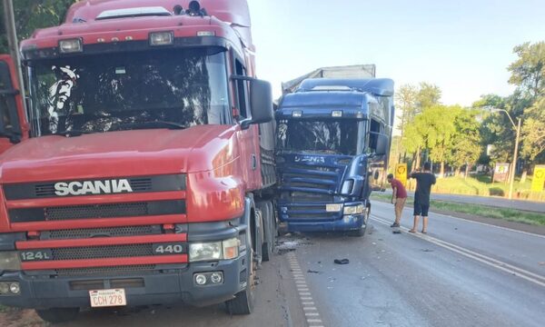 Camiones chocan en O´Leary