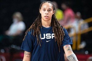 Una basquetbolista de EEUU es liberada en un intercambio de prisioneros con Rusia