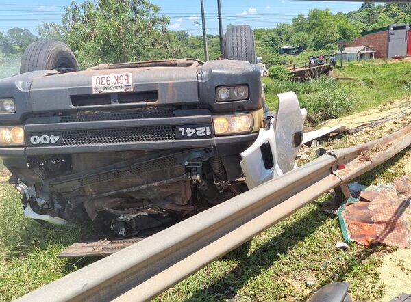 Una joven de 15 años murió tras vuelco de camión de gran porte en Guajayvi - Megacadena — Últimas Noticias de Paraguay