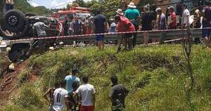 La Nación / Accidente con derivación fatal en Santaní, camión de gran porte cargado al tope volcó