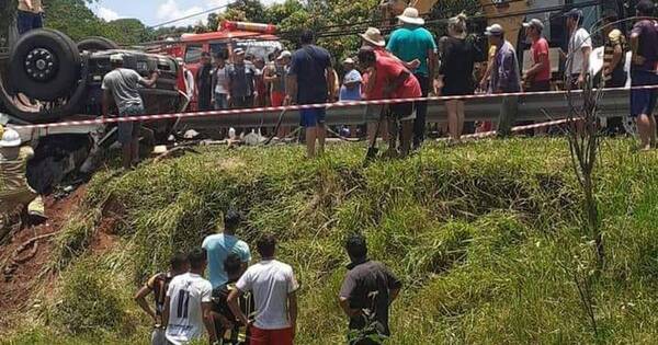 La Nación / Accidente con derivación fatal en Santaní, camión de gran porte cargado al tope volcó