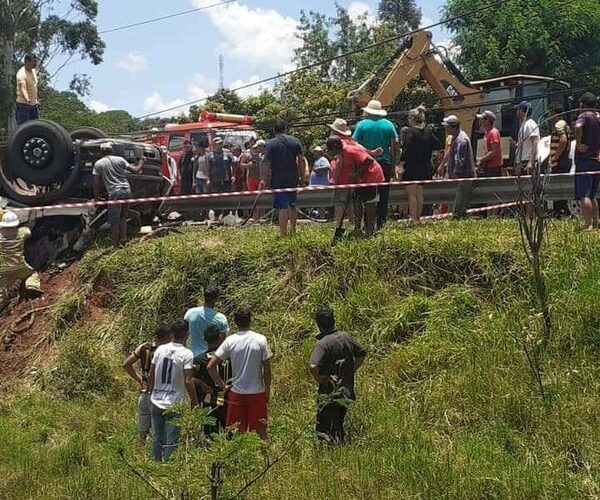 Accidente y vuelco en San Pedro: Una menor fallecida y el chófer herido