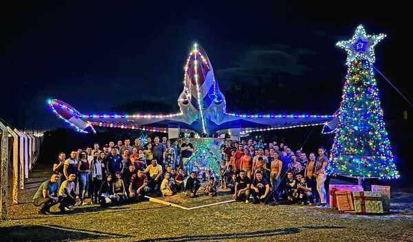Luce espléndido el árbol de navidad en la Base Aérea de Concepción