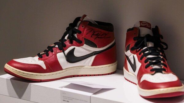 Dos pares de zapatillas de Jordan recaudan casi 300.000 dólares en subasta