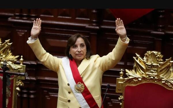 Dina Boluarte jura como primera presidenta de la historia de Perú y pide una tregua - San Lorenzo Hoy