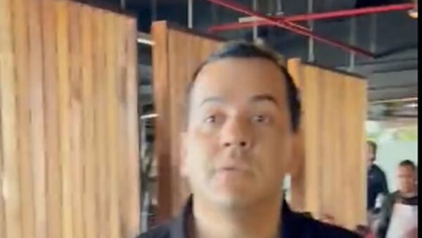Senador agrede a hombre que lo trató de "corrupto" en restaurante
