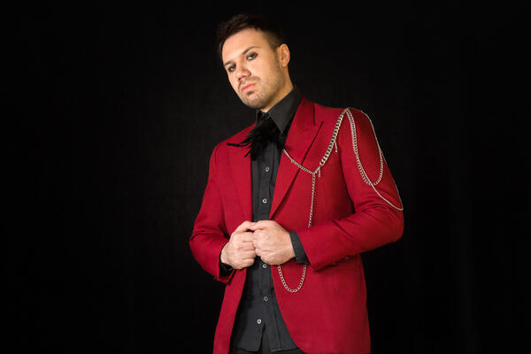 Diario HOY | Compositor paraguayo Adrián Benegas firma con Warner Music