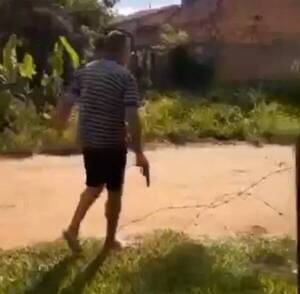 [VIDEO] Argelado amenazó a sus vecinos con arma en mano