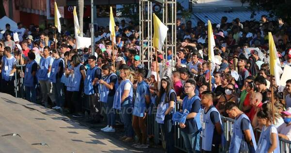 La Nación / Servidores: el trabajo detrás del chaleco celeste de los 80 jóvenes caacupeños