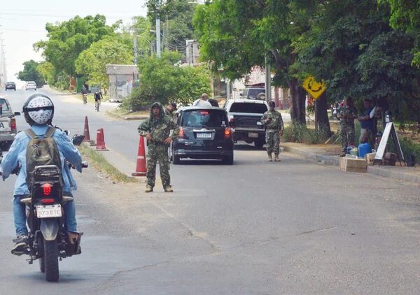 Ciudadanía reportó llamativo control militar sin presencia de la Aduana - Economía - ABC Color