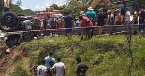 La Nación / Vuelco de camión dejó un muerto y un herido