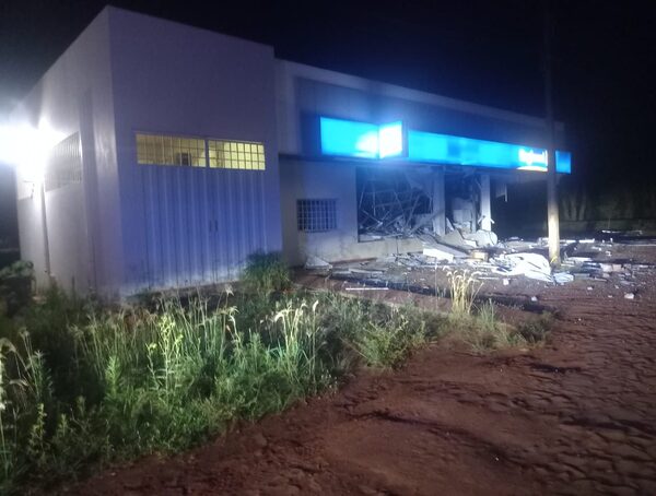 Detonan sede bancaria en Itapúa tras asalto tipo comando · Radio Monumental 1080 AM