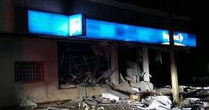 La Nación / Atacan un banco con explosivos y rodean una comisaría en Itapúa