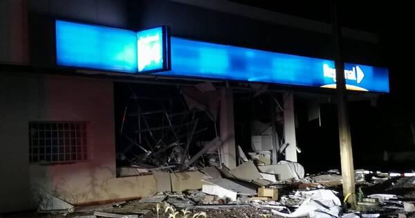 La Nación / Atacan un banco con explosivos y rodean una comisaría en Itapúa