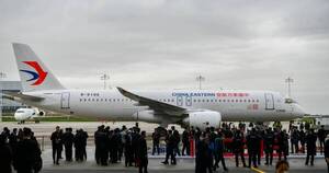 La Nación / China hace entrega del primer avión de pasajeros de fabricación propia