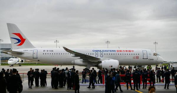 La Nación / China hace entrega del primer avión de pasajeros de fabricación propia