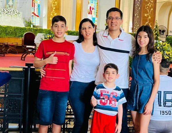 LANDY FESTEJA SUS 40 CON VISITA A LA VIRGENCITA DE CAACUPÉ