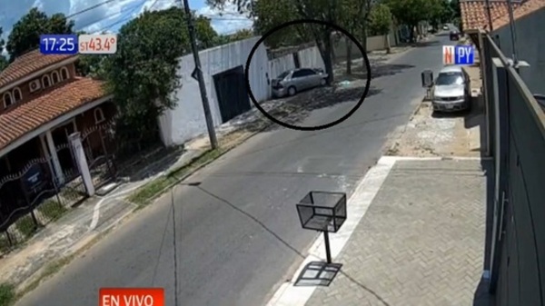 Colisión contra un árbol se cobra la vida de una mujer en Sajonia - Paraguaype.com