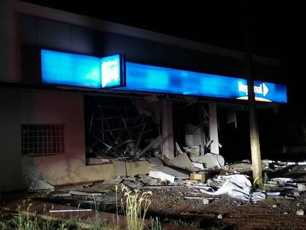 Asalto de película en Itapúa con explosivos en financiera y Comisaría rodeada | OnLivePy