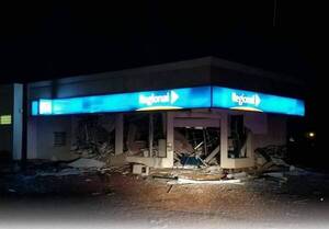 [VIDEO] Golpe millonario: detonan bomba en un banco, rodean la comisaría y escapan tranquilamente