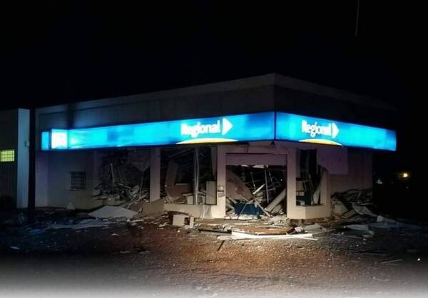 [VIDEO] Golpe millonario: detonan bomba en un banco, rodean la comisaría y escapan tranquilamente