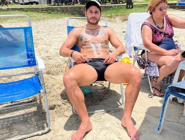 Tito Torres y su pose en la playa “enciende” a las chicas