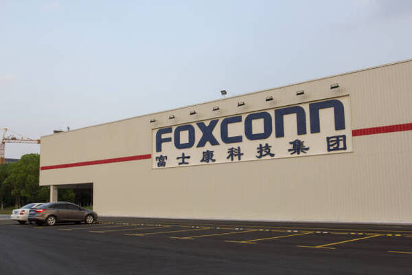 La fábrica taiwanesa Foxconn de teléfonos iPhone termina con el confinamiento de 56 días - Revista PLUS