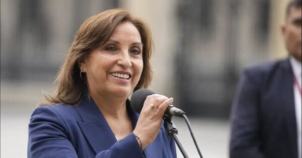Primera presidenta de Perú gobernará sin apoyo parlamentario